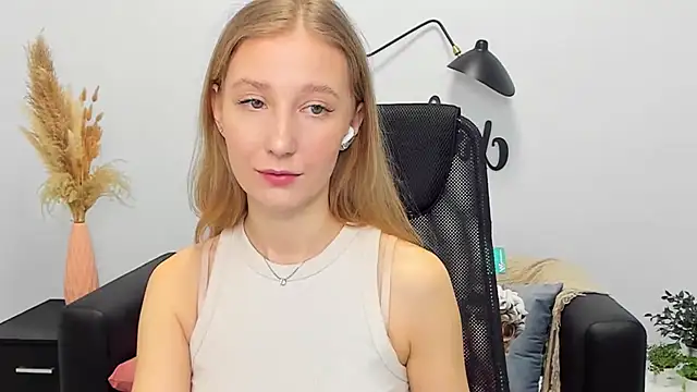 Snapshot of LolaWilsons chatting on 03.18.25 LolaWilsons online show from 03.18.25