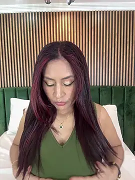 Snapshot of MonicaMoret chatting on 04.18.26 MonicaMoret online show from 04.18.26