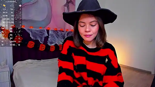 Kelly Cuutie online show from 10.24.25