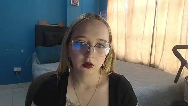 Liaroberts1 online show from 10.20.25