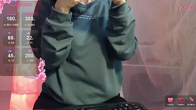 Snapshot of Leonora_luxry chatting on 02.10.25 Leonora luxry online show from 02.10.25