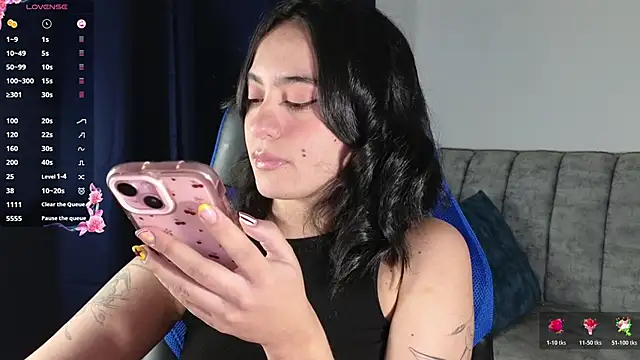 Snapshot of ZaraDames_ chatting on 06.19.26 ZaraDames online show from 06.19.26