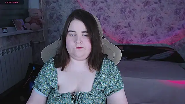 Snapshot of Estelle_Hicks chatting on 05.06.26 Estelle Hicks online show from 05.06.26