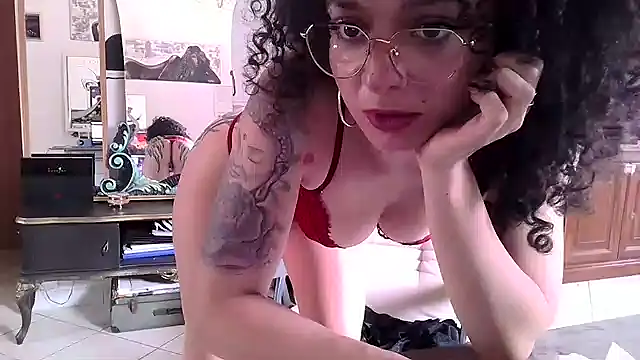 Snapshot of Emily_Posh chatting on 05.13.26 Emily Posh online show from 05.13.26