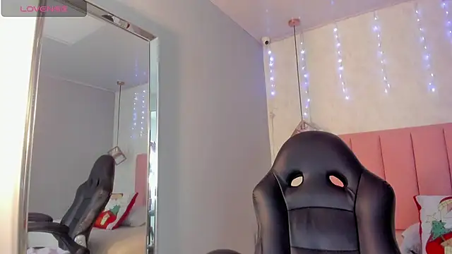 SUNNYCYRUS online show from 12.17.25