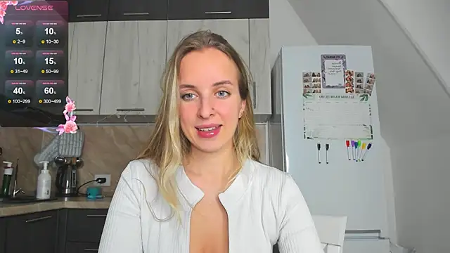 Snapshot of violet_blue_eyes chatting on 12.10.24 violet blue eyes online show from 12.10.24