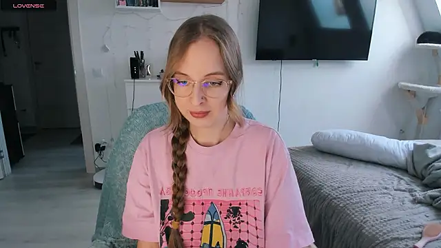 Snapshot of violet_blue_eyes chatting on 02.16.26 violet blue eyes online show from 02.16.26