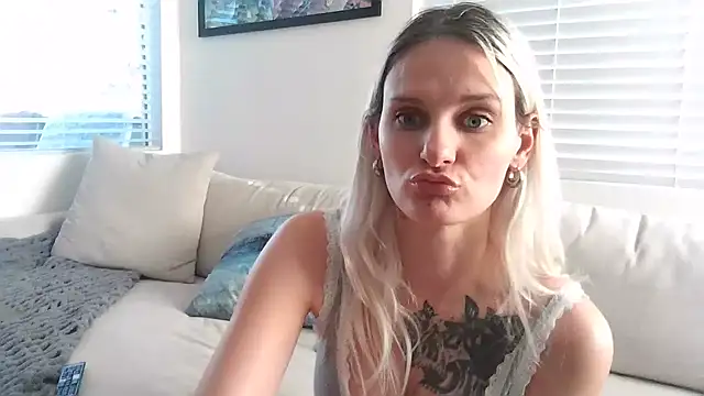Snapshot of BonnieBazz chatting on 12.02.24 BonnieBazz online show from 12.02.24
