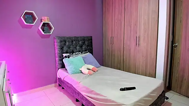 Medelynevans1 online show from 09.24.25