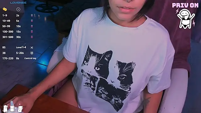 Snapshot of AllisonCatUwU chatting on 12.11.24 AllisonCatUwU online show from 12.11.24