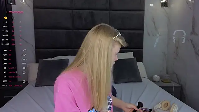 Sarra Cooper online show from 03.12.25