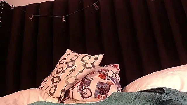 Snapshot of littleebluee chatting on 01.12.25 littleebluee online show from 01.12.25