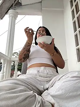 Pretty Isadora online show from 01.03.25