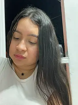 Pretty Isadora online show from 01.04.25