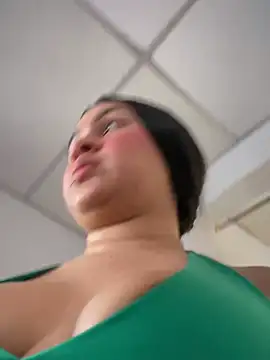 Pretty Isadora online show from 02.13.25