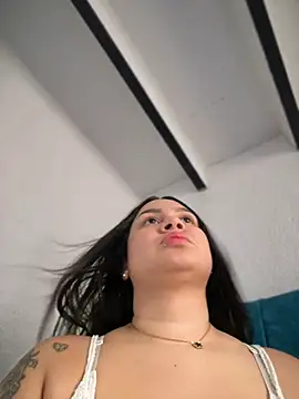 Pretty Isadora online show from 03.07.25