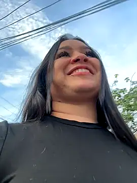 Pretty Isadora online show from 10.17.25