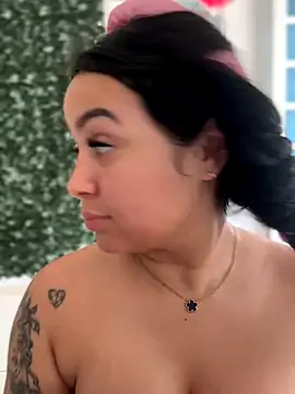 Pretty Isadora online show from 11.20.25