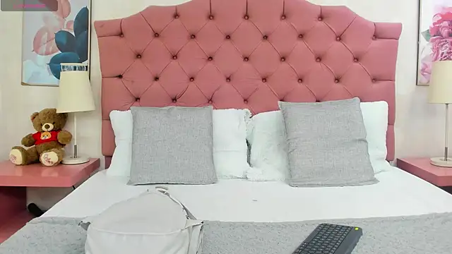 Snapshot of ThyaraJhons chatting on 05.20.26 ThyaraJhons online show from 05.20.26