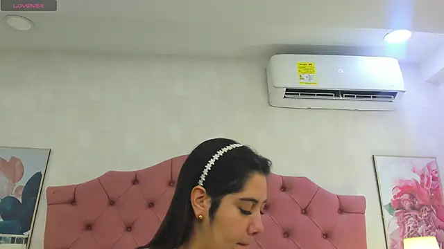 Snapshot of ThyaraJhons chatting on 06.27.26 ThyaraJhons online show from 06.27.26
