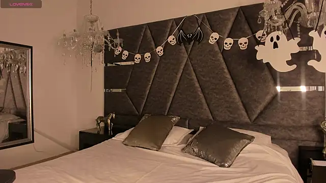 IsabellaGrey19 online show from 10.28.25