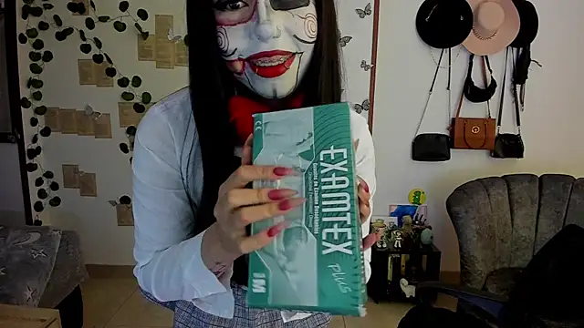 Snapshot of Fiore_Sanz_ chatting on 10.18.25 Fiore Sanz online show from 10.18.25