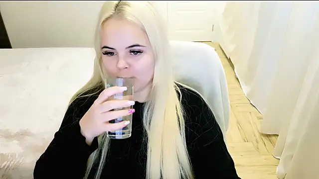 lovely-eyes online show from 12.21.24