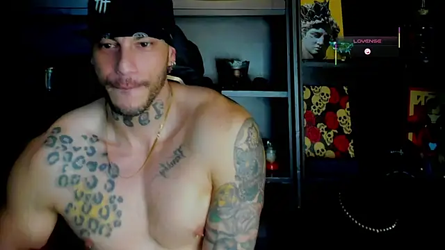 Snapshot of RickG_Oficial chatting on 10.28.25 RickG Oficial online show from 10.28.25