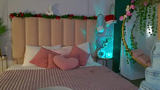 Eva Natsumi online show from 12.13.24