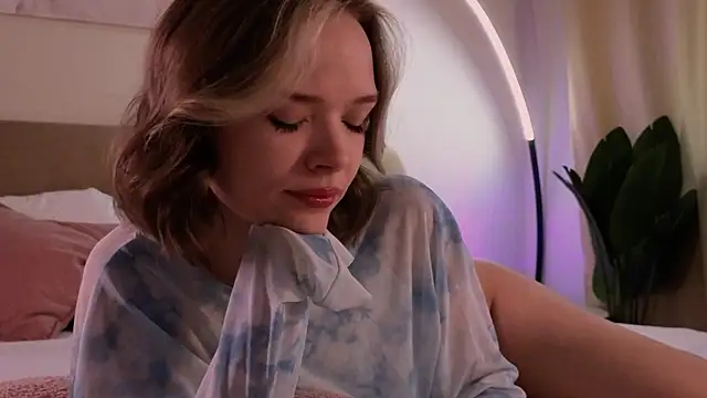 Eva Natsumi online show from 02.12.25