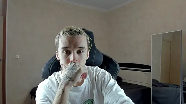 Snapshot of MasonWarholl chatting on 12.13.24 MasonWarholl online show from 12.13.24