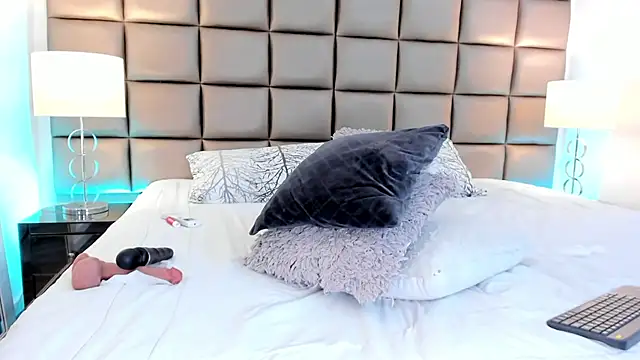 AnnyHizzle online show from 02.22.25