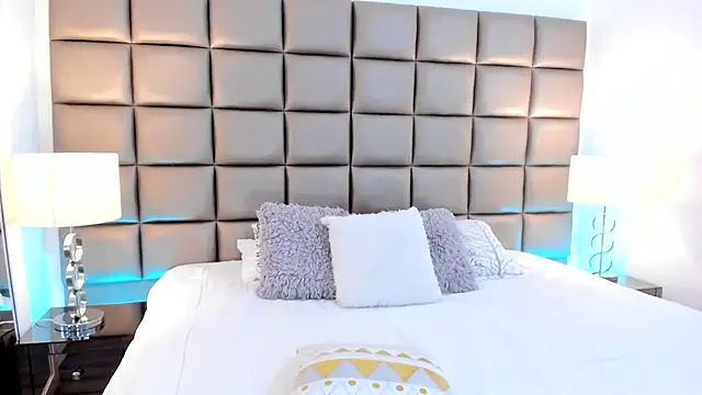 AnnyHizzle online show from 02.24.25