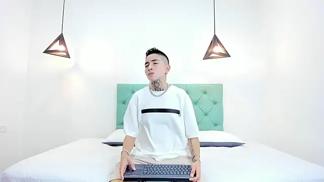 Tinny and Candy online show from 12.11.24