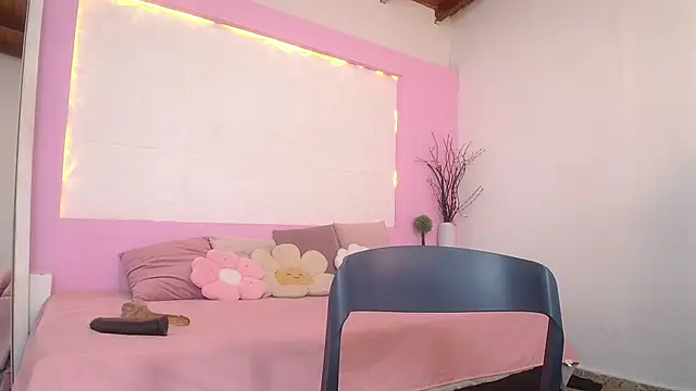 Snapshot of OraLarson chatting on 10.26.25 OraLarson online show from 10.26.25