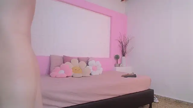 Snapshot of OraLarson chatting on 10.30.25 OraLarson online show from 10.30.25