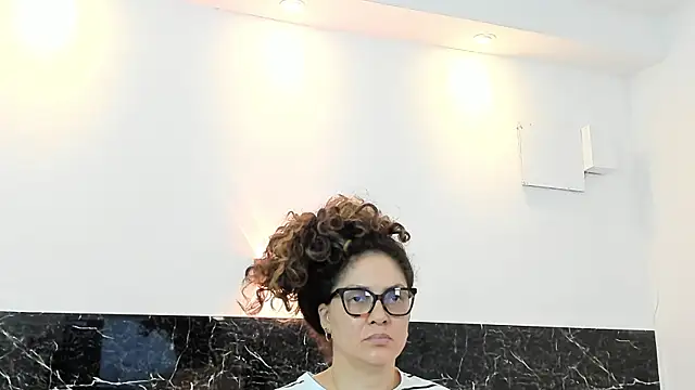 Juliabadlee online show from 02.20.25