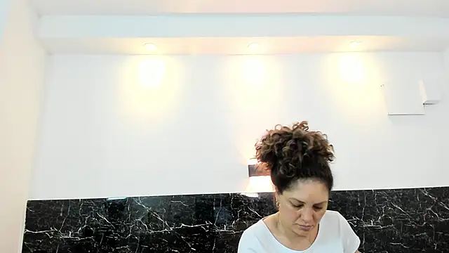 Juliabadlee online show from 02.21.25