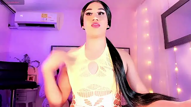 Snapshot of ShantalGirs chatting on 10.05.25 ShantalGirs online show from 10.05.25