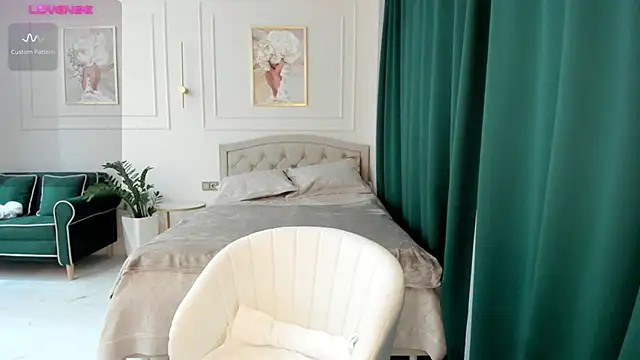 Jolie Ozolla online show from 02.24.25