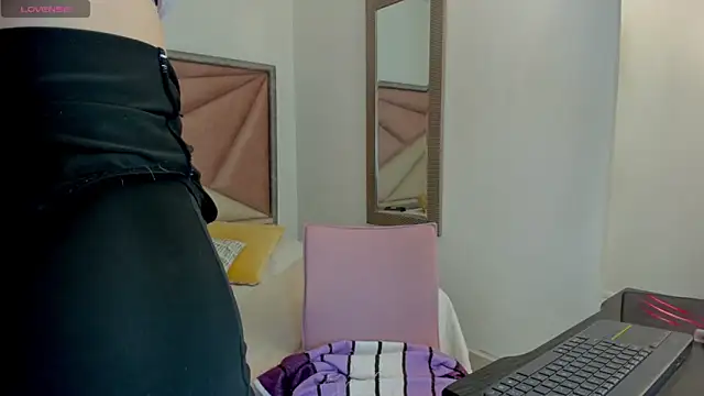 Snapshot of BarbaraKnox_ chatting on 04.22.26 BarbaraKnox online show from 04.22.26