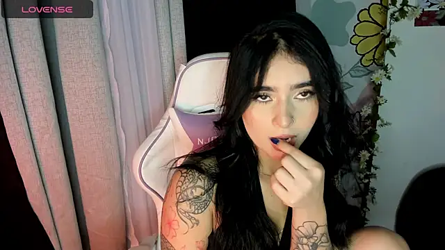 Snapshot of pamela__mar chatting on 12.19.24 pamela mar online show from 12.19.24