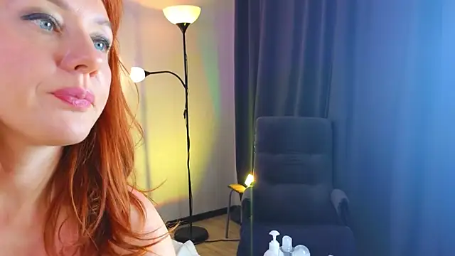 Snapshot of AlexaLenee chatting on 12.06.24 AlexaLenee online show from 12.06.24