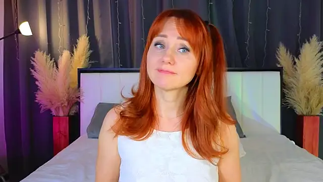 Snapshot of AlexaLenee chatting on 03.22.25 AlexaLenee online show from 03.22.25