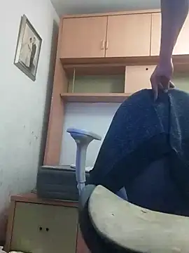 Snapshot of skrigul12 chatting on 11.15.25 skrigul12 online show from 11.15.25