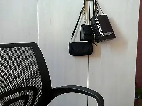 Snapshot of Destiny_Desire chatting on 11.11.25 Destiny Desire online show from 11.11.25