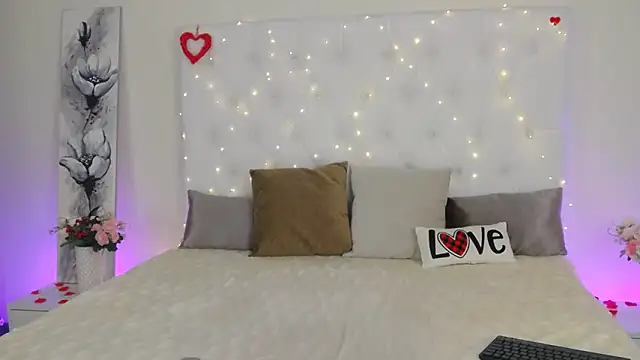 Snapshot of --Daniella- chatting on 11.15.25 --Daniella- online show from 11.15.25