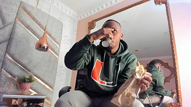 Snapshot of JamesParck chatting on 01.24.25 JamesParck online show from 01.24.25