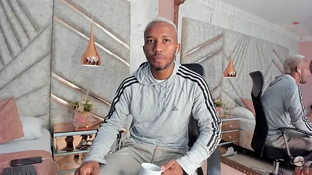 Snapshot of JamesParck chatting on 02.04.25 JamesParck online show from 02.04.25