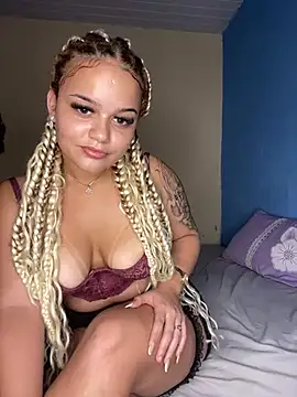 Snapshot of Lolacavalona chatting on 01.13.25 Lolacavalona online show from 01.13.25